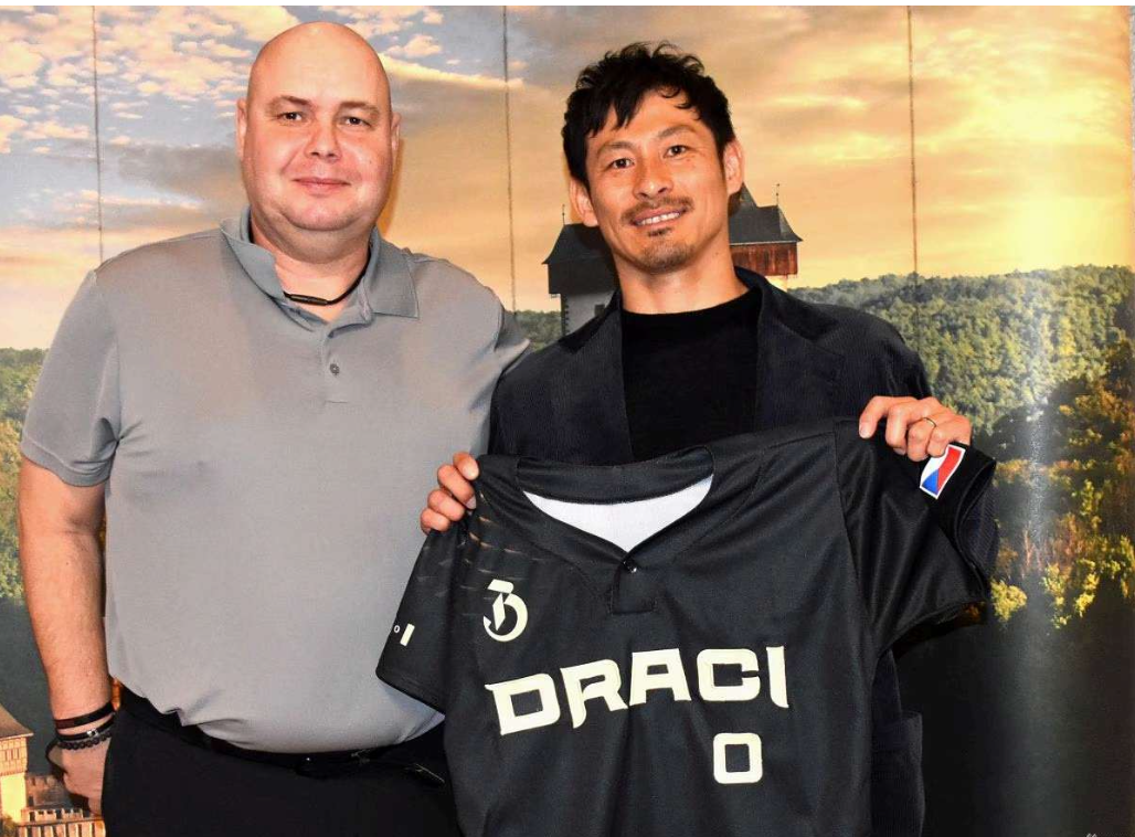 Fotka Takashi Ogina s Arnoštem Nesňalem pořízena na české ambasádě